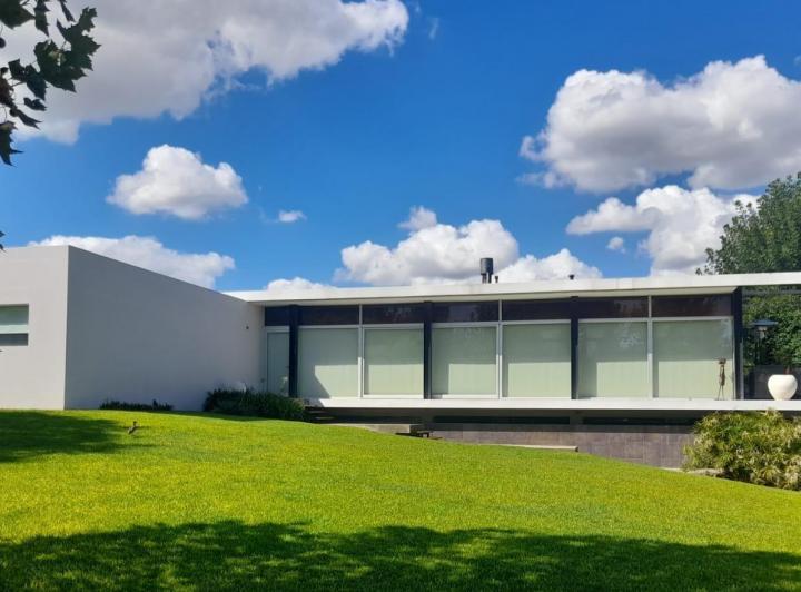 Casa · 335m² · 4 Ambientes · 4 Cocheras