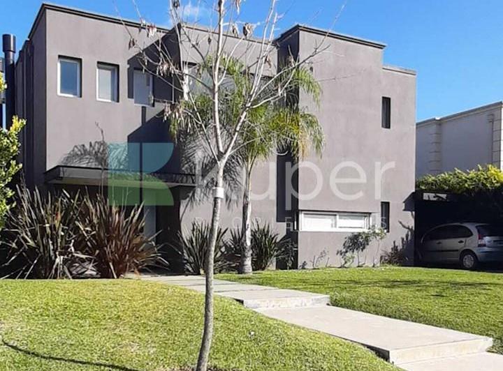 Casa · 178m² · 4 Ambientes · 2 Cocheras