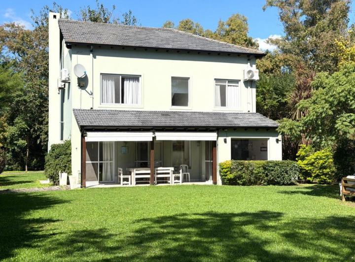 Casa · 1000m² · 4 Ambientes · 5 Cocheras