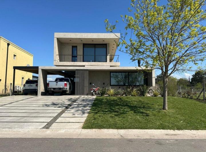 Casa · 600m² · 5 Ambientes · 6 Cocheras