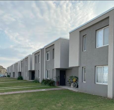 Casa · 104m² · 5 Ambientes · 2 Cocheras