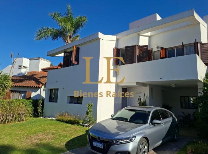 Casa · 185m² · 4 Ambientes · 3 Cocheras