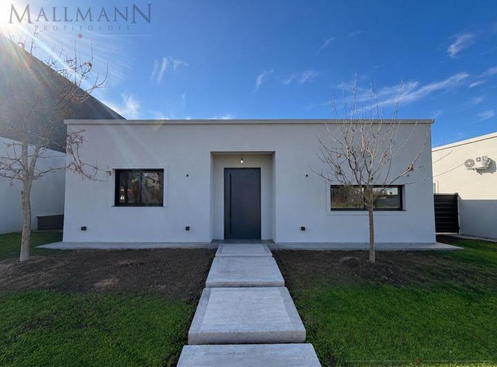 Casa · 106m² · 3 Ambientes · 2 Cocheras