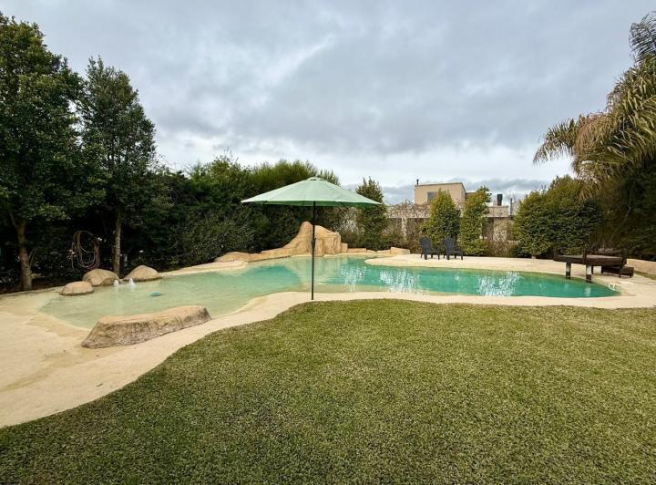 Casa · 200m² · 4 Ambientes · 5 Cocheras