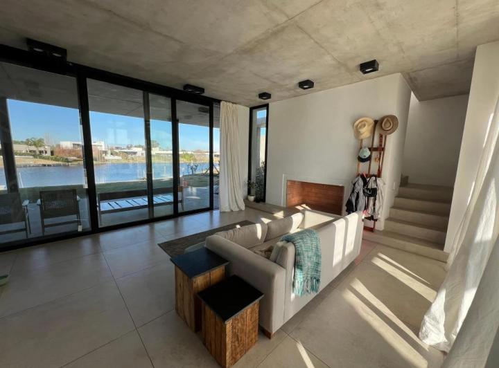 Casa · 240m² · 4 Ambientes · 1 Cochera