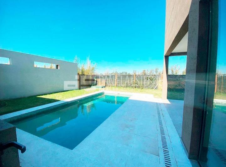 Casa · 375m² · 4 Ambientes · 2 Cocheras