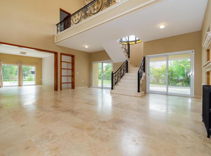 Casa · 260m² · 5 Ambientes · 2 Cocheras