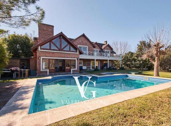 Casa · 290m² · 5 Ambientes · 2 Cocheras