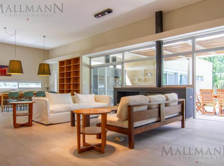 Casa · 240m² · 6 Ambientes · 6 Cocheras