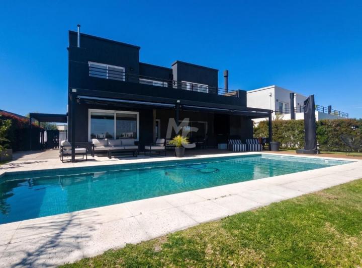Casa · 280m² · 6 Ambientes · 1 Cochera