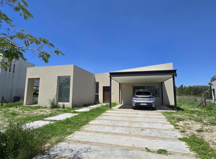 Casa · 175m² · 5 Ambientes · 4 Cocheras