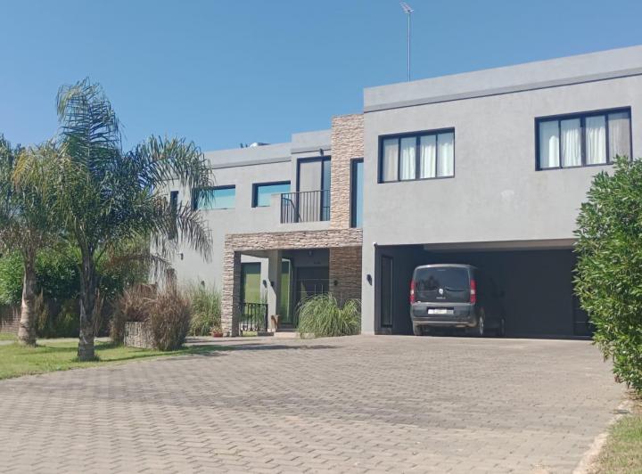 Casa · 280m² · 4 Ambientes · 2 Cocheras