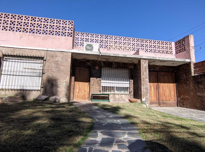 Casa · 300m² · 4 Ambientes · 1 Cochera