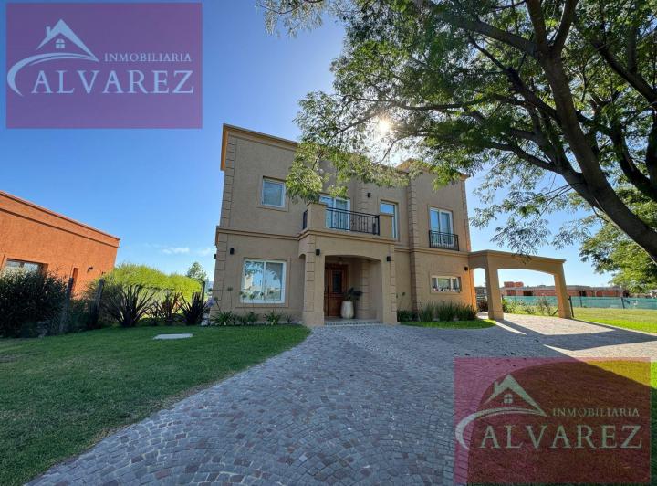 Casa · 265m² · 9 Ambientes · 2 Cocheras