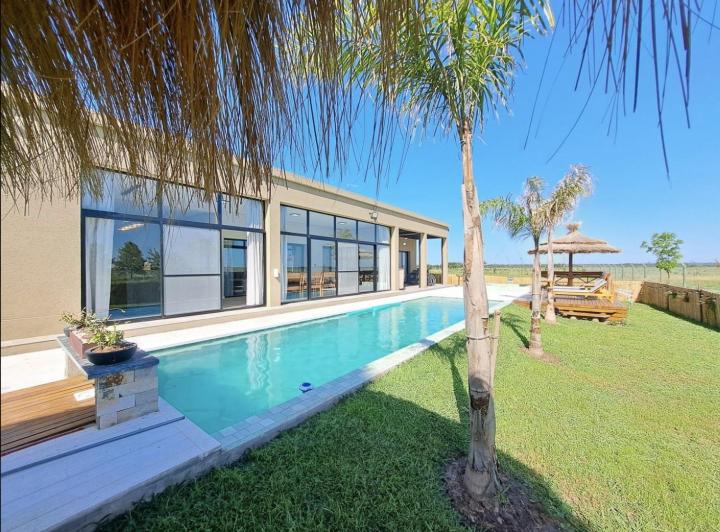 Casa · 210m² · 4 Ambientes · 2 Cocheras