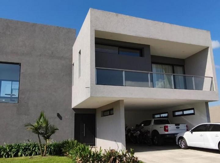 Casa · 245m² · 4 Ambientes · 6 Cocheras