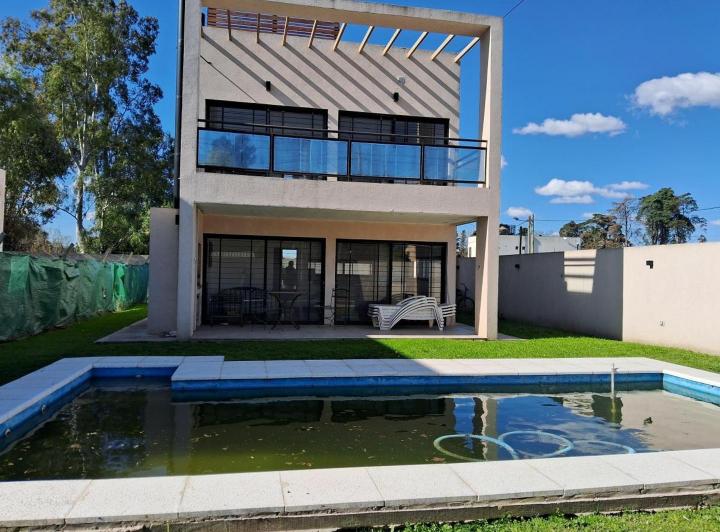Casa · 120m² · 4 Ambientes · 3 Cocheras