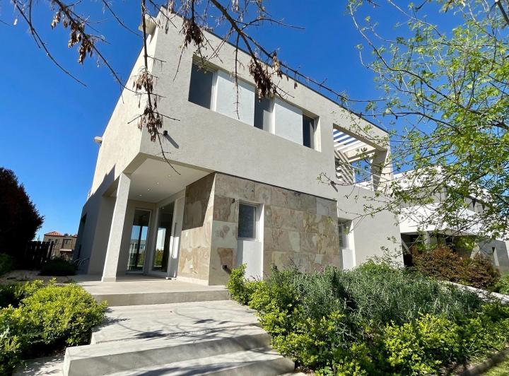 Casa · 235m² · 5 Ambientes · 2 Cocheras