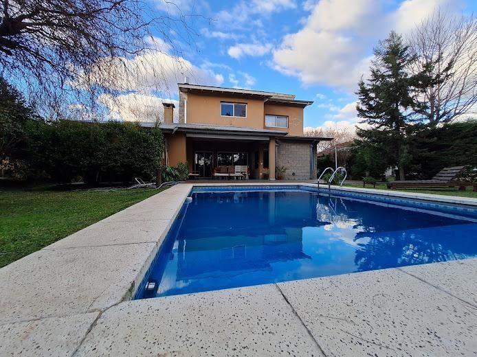 Casa · 200m² · 5 Ambientes · 4 Cocheras