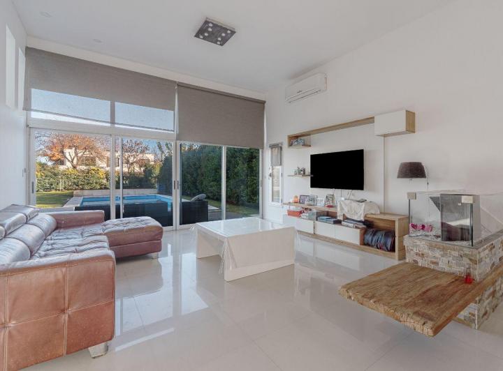 Casa · 239m² · 4 Ambientes · 5 Cocheras
