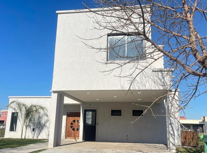 Casa · 800m² · 5 Ambientes · 4 Cocheras