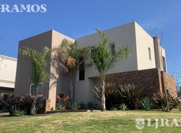 Casa · 210m² · 5 Ambientes · 2 Cocheras
