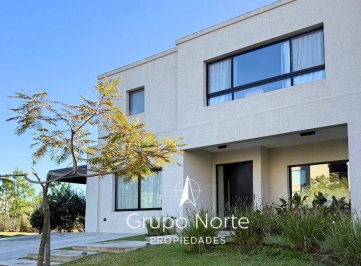 Casa · 213m² · 5 Ambientes · 2 Cocheras