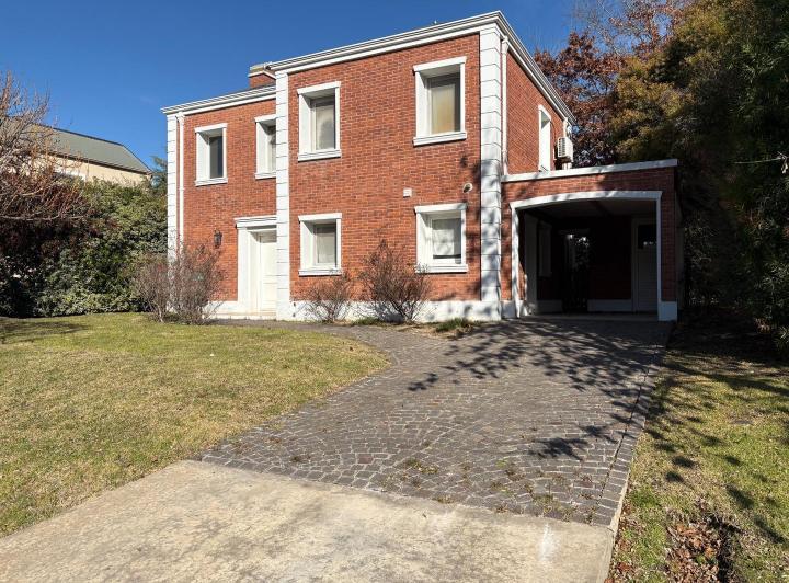 Casa · 190m² · 4 Ambientes · 3 Cocheras