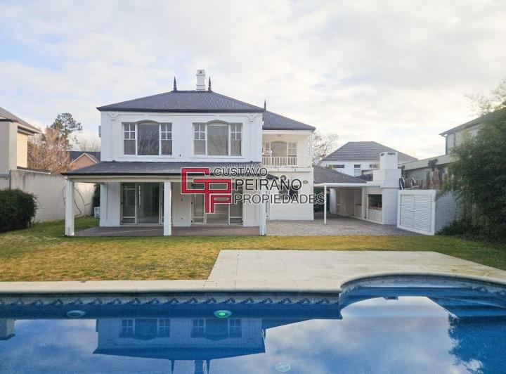 Casa · 200m² · 5 Ambientes · 2 Cocheras