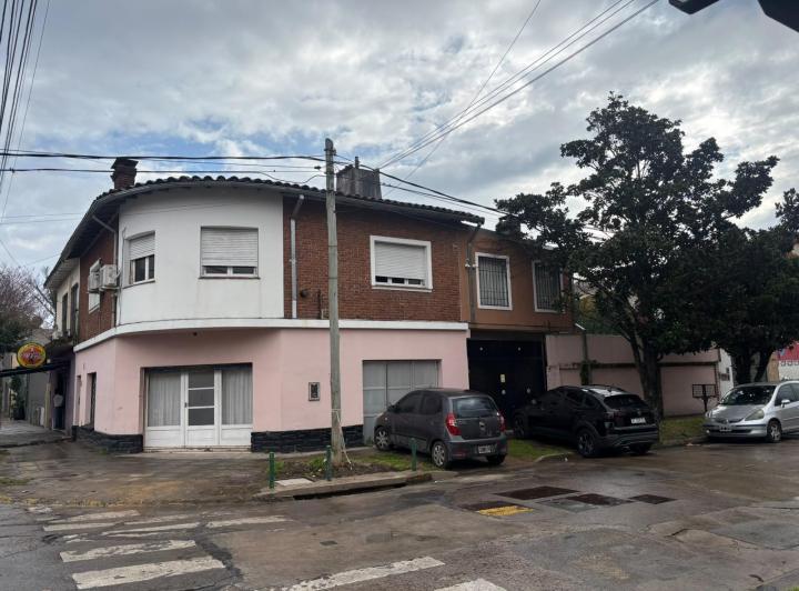 Casa · 130m² · 4 Ambientes · 2 Cocheras