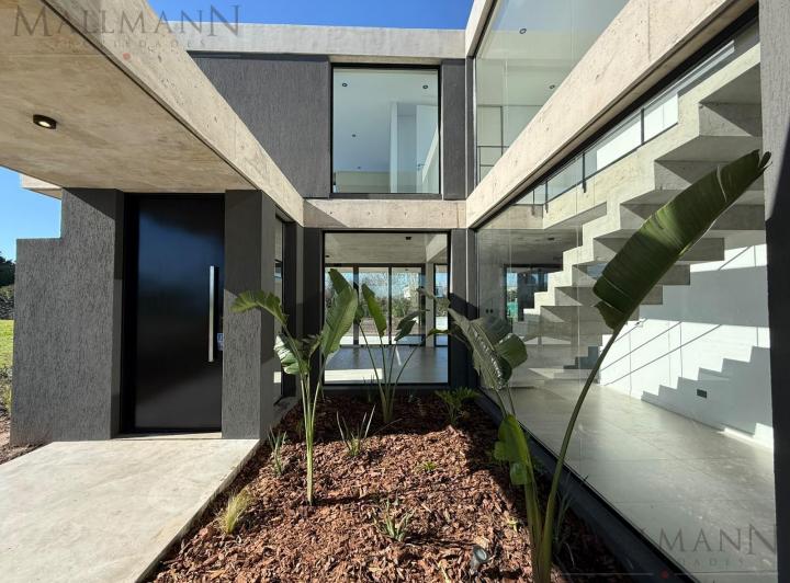 Casa · 252m² · 6 Ambientes · 2 Cocheras