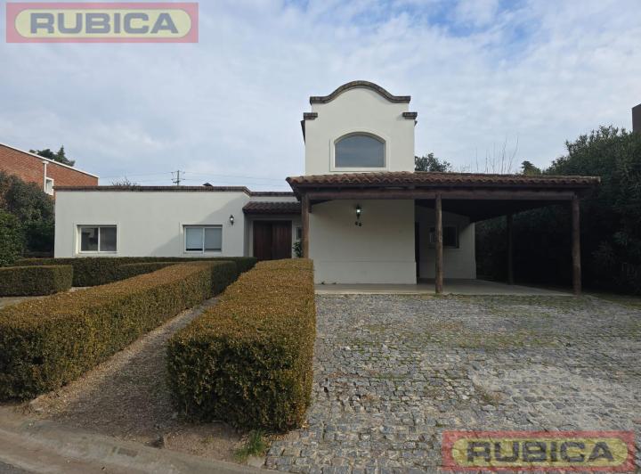 Casa · 250m² · 4 Ambientes · 3 Cocheras