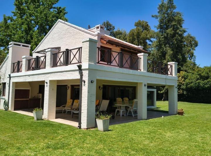 Casa · 225m² · 5 Ambientes · 1 Cochera