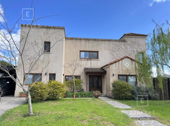 Casa · 232m² · 6 Ambientes · 2 Cocheras