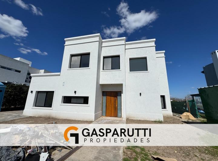 Casa · 180m² · 4 Ambientes · 4 Cocheras