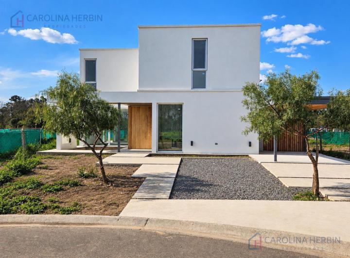 Casa · 228m² · 4 Ambientes · 3 Cocheras