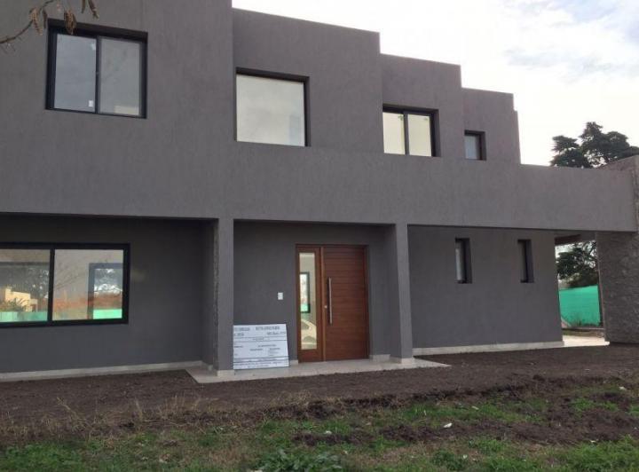Casa · 205m² · 4 Ambientes · 2 Cocheras
