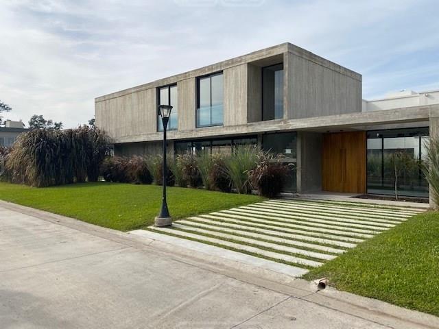 Casa · 300m² · 4 Ambientes · 2 Cocheras