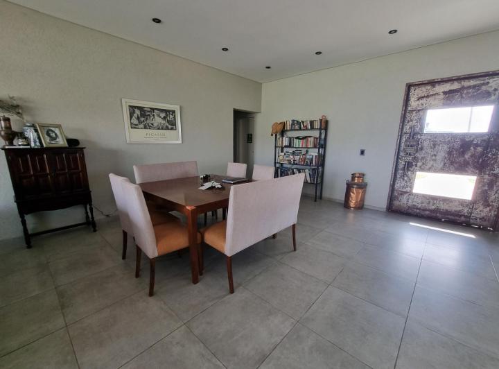Casa · 165m² · 4 Ambientes · 6 Cocheras