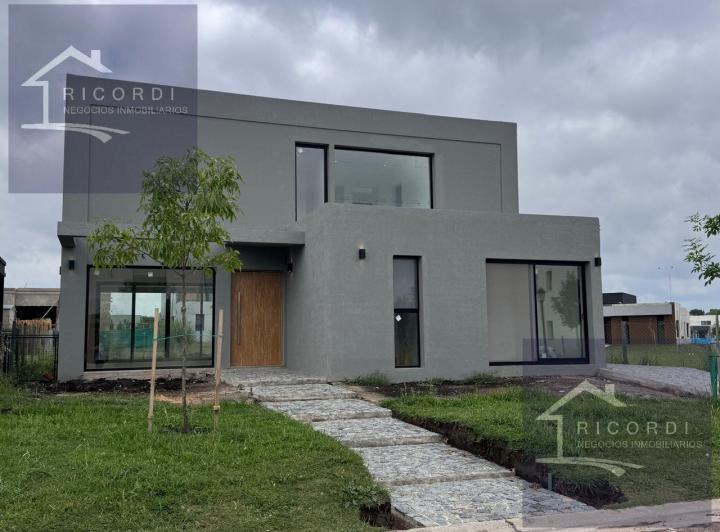 Casa · 180m² · 4 Ambientes · 2 Cocheras