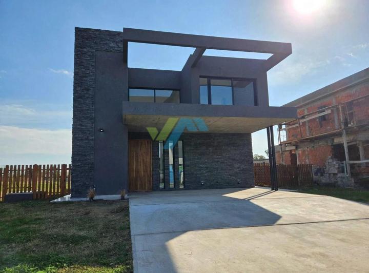 Casa · 200m² · 5 Ambientes · 1 Cochera