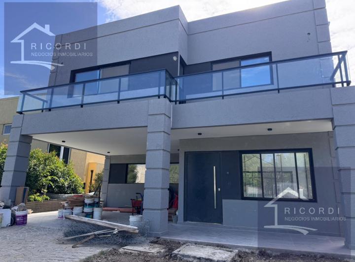 Casa · 180m² · 4 Ambientes · 6 Cocheras