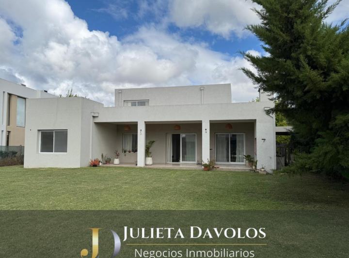 Casa · 165m² · 4 Ambientes · 2 Cocheras