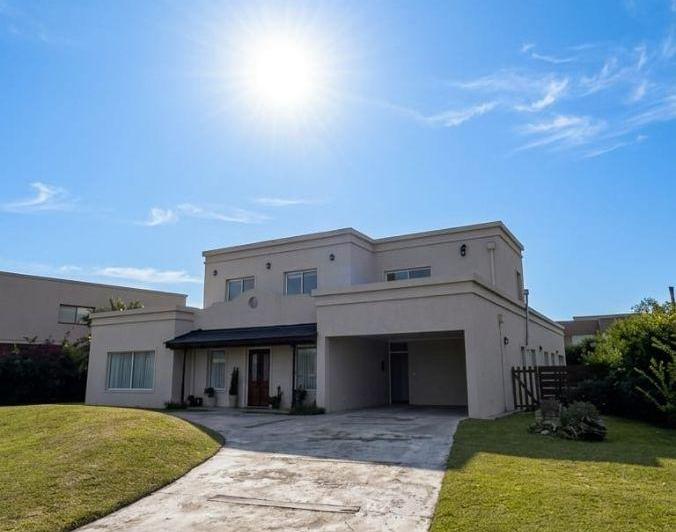 Casa · 307m² · 6 Ambientes · 2 Cocheras