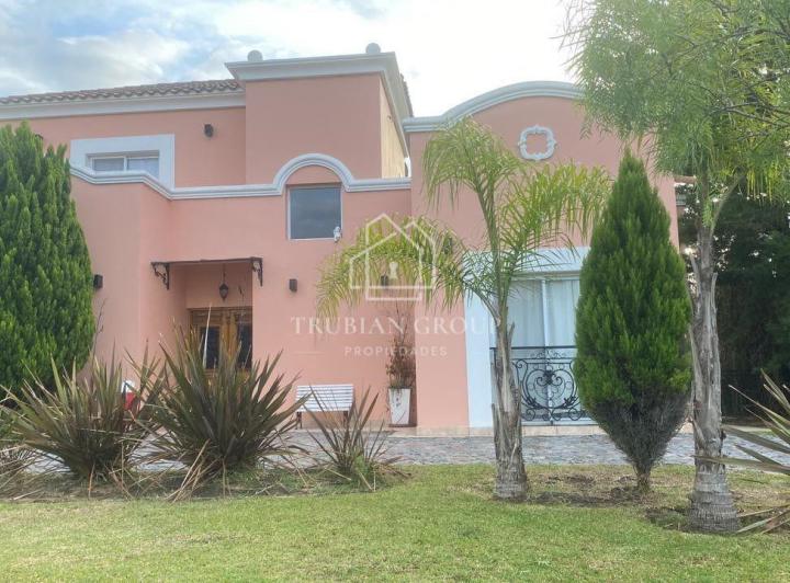 Casa · 275m² · 4 Ambientes · 2 Cocheras