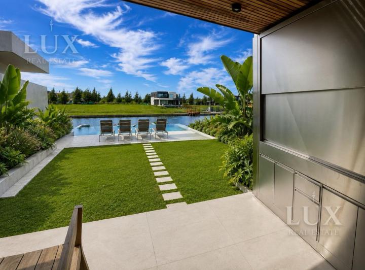 Casa · 208m² · 5 Ambientes · 3 Cocheras
