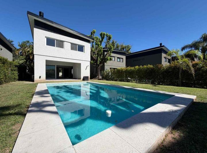 Casa · 170m² · 4 Ambientes · 2 Cocheras