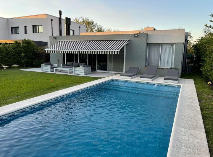 Casa · 180m² · 5 Ambientes · 2 Cocheras