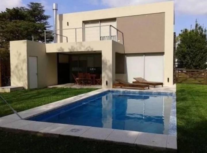 Casa · 210m² · 3 Dormitorios · 3 Cocheras