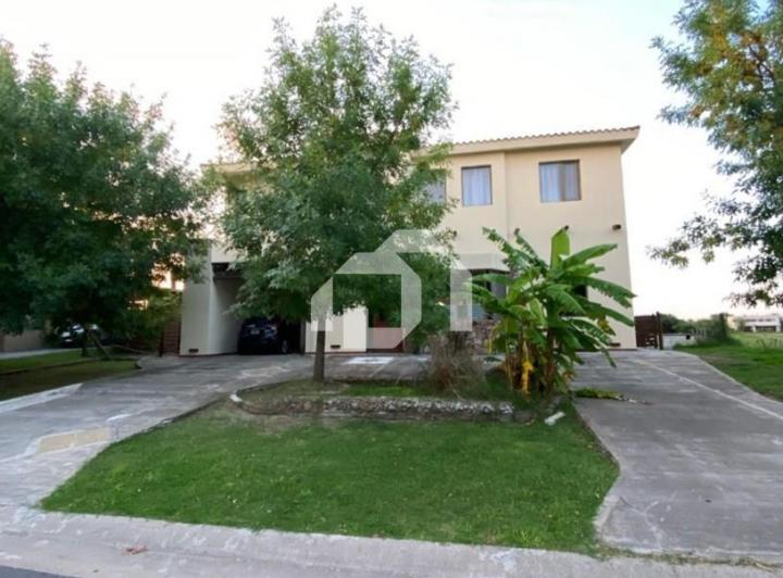 Casa · 240m² · 4 Ambientes · 1 Cochera